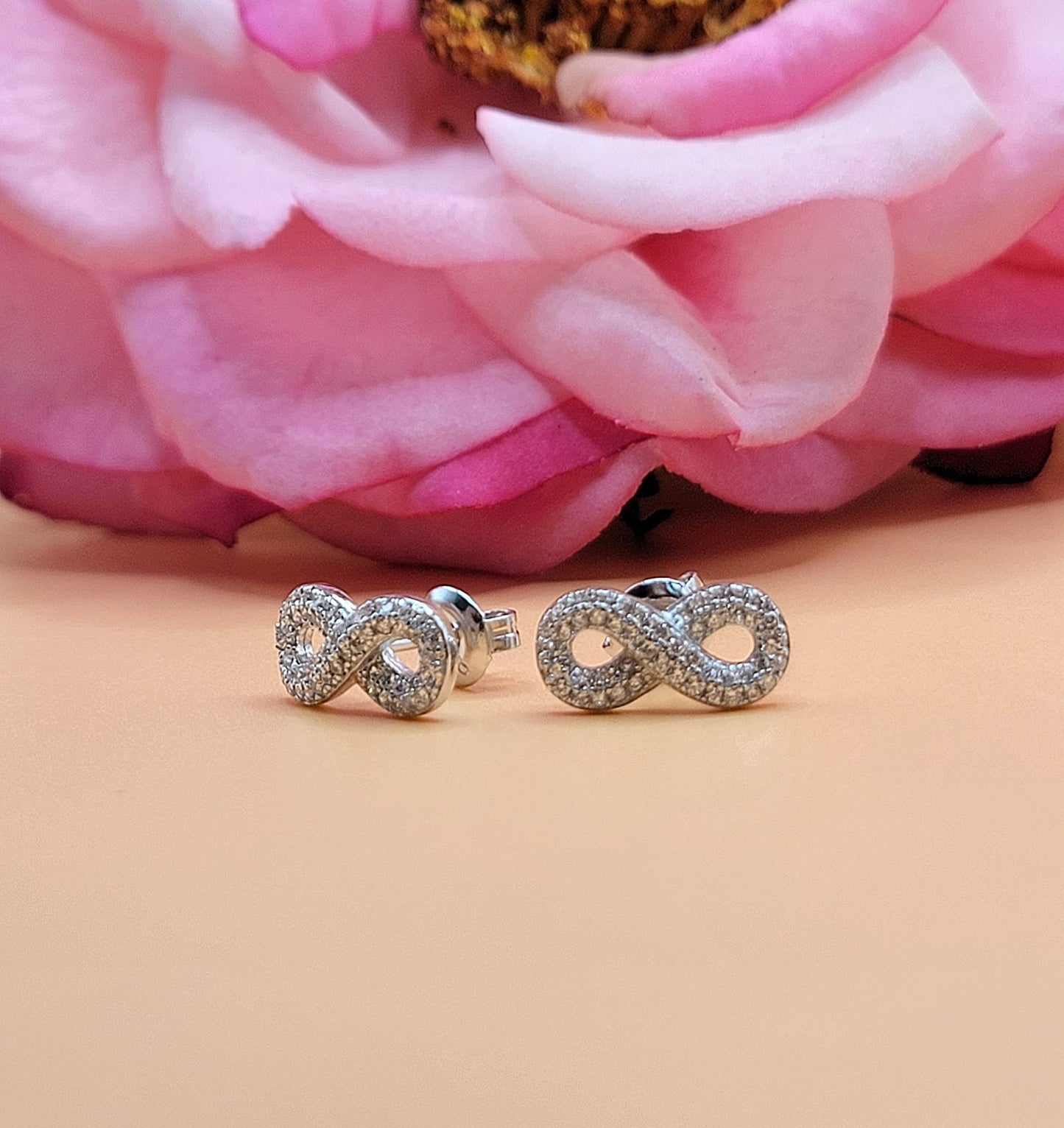 A606 Aretes con poste decorativo de diamantes infinitos