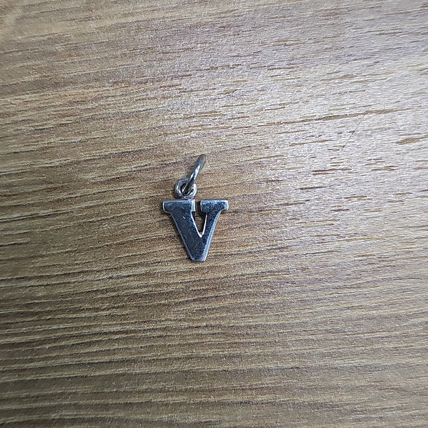 D1786 Letter V Pendant