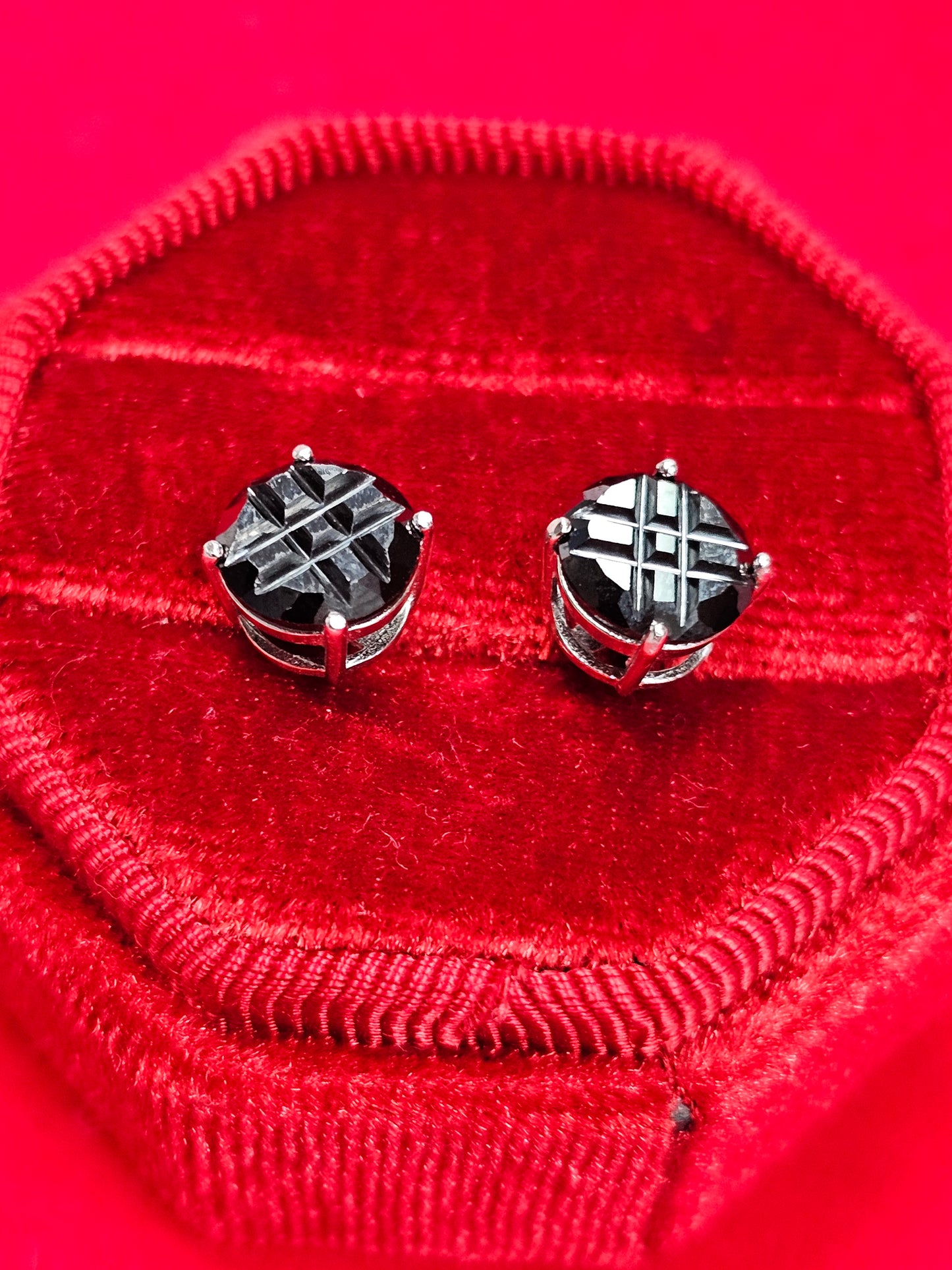 A979 Pendientes de botón redondos negros (con diseño)