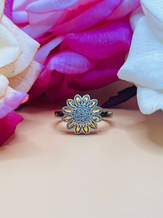 R105 Anillo Girasol Con Pétalos De Oro