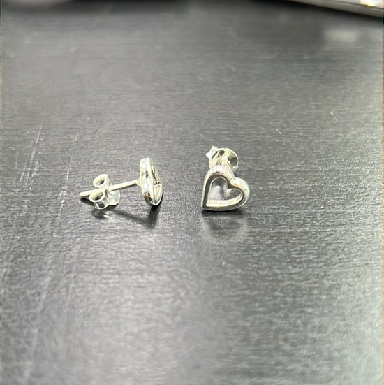 A759 heart post earrings