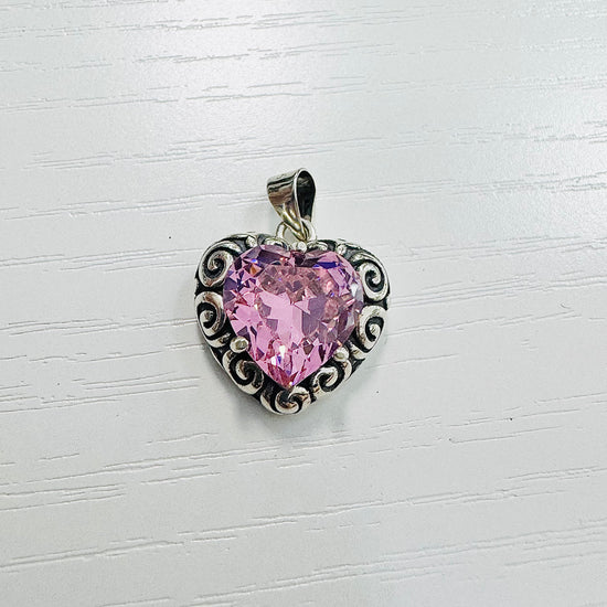 D2518 Colgante de corazón de piedra rosa