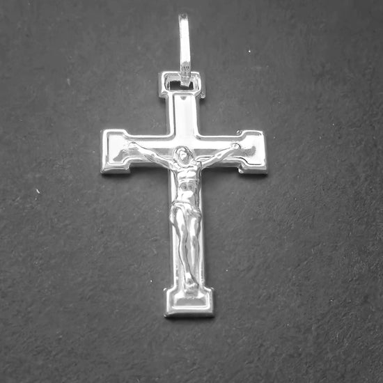 D2372 Cross Pendant