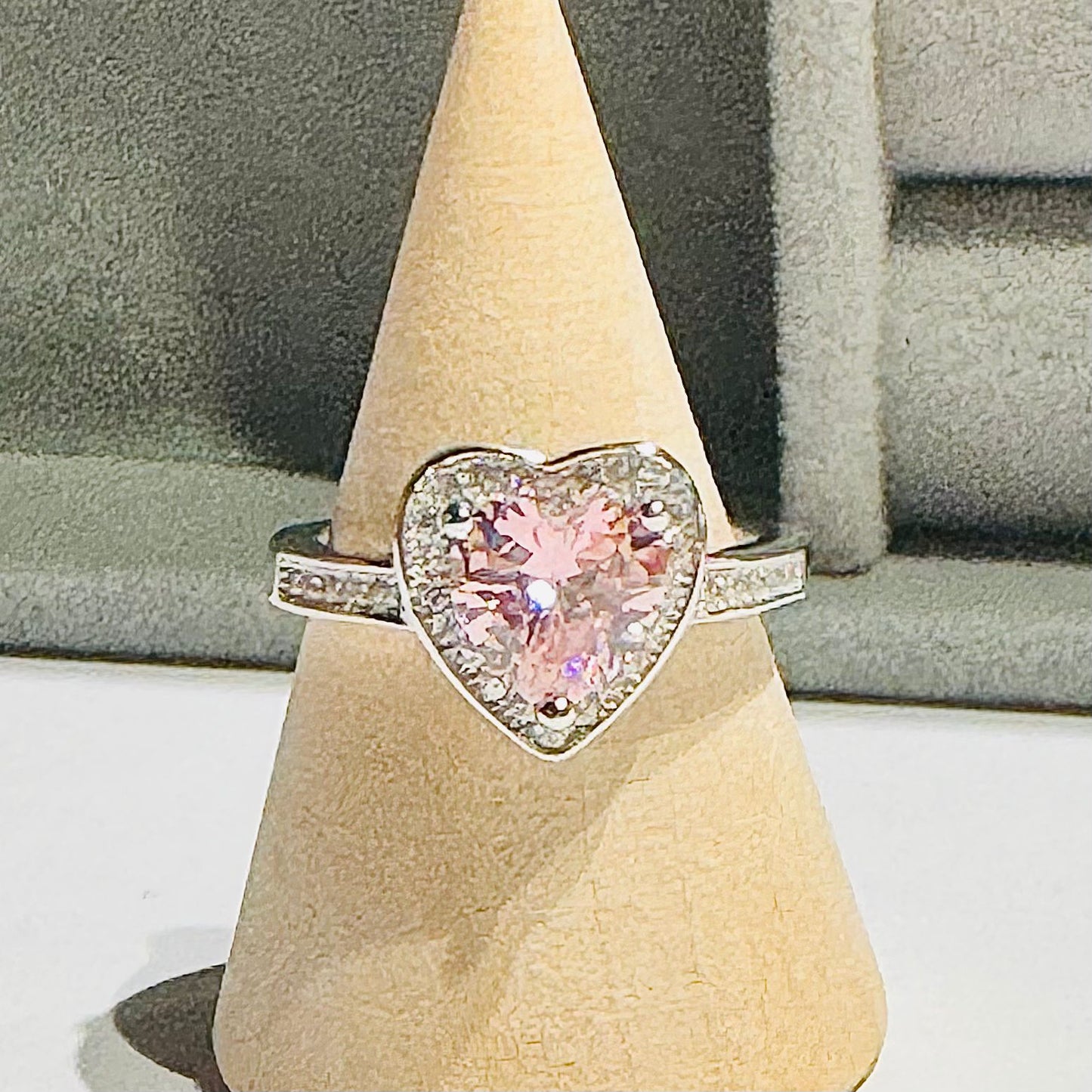 R873 Anillo Corazón Piedra Rosa