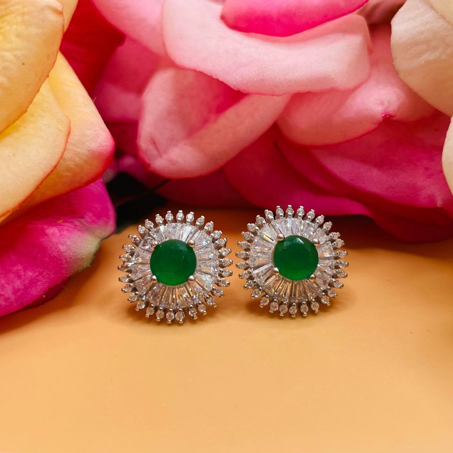 A713 Aretes con poste de diamante redondo verde central