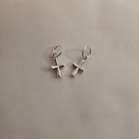 D2314 Mini Cross Pendant