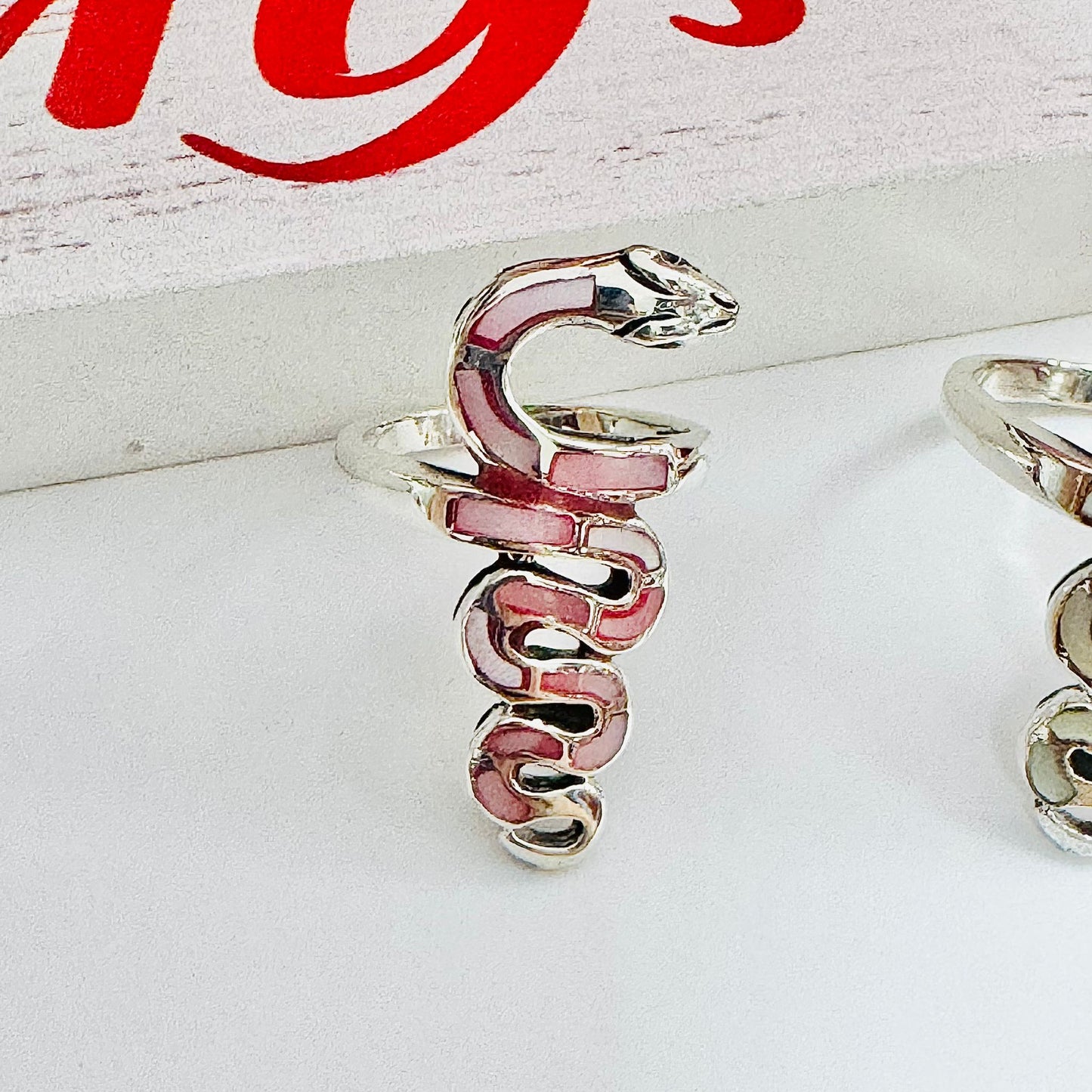 Anillo de serpiente con piedra rosa R1071