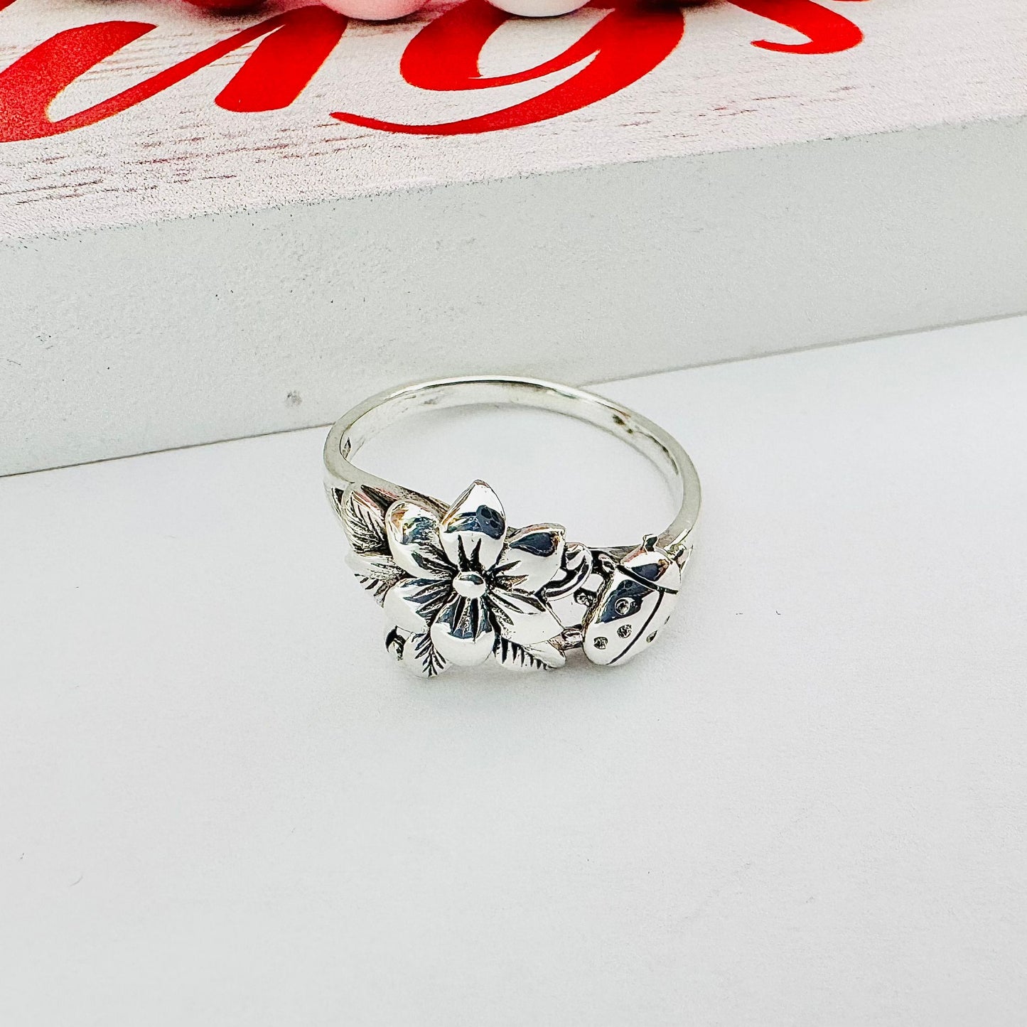 R125 Anillo Flor Y Mariquita