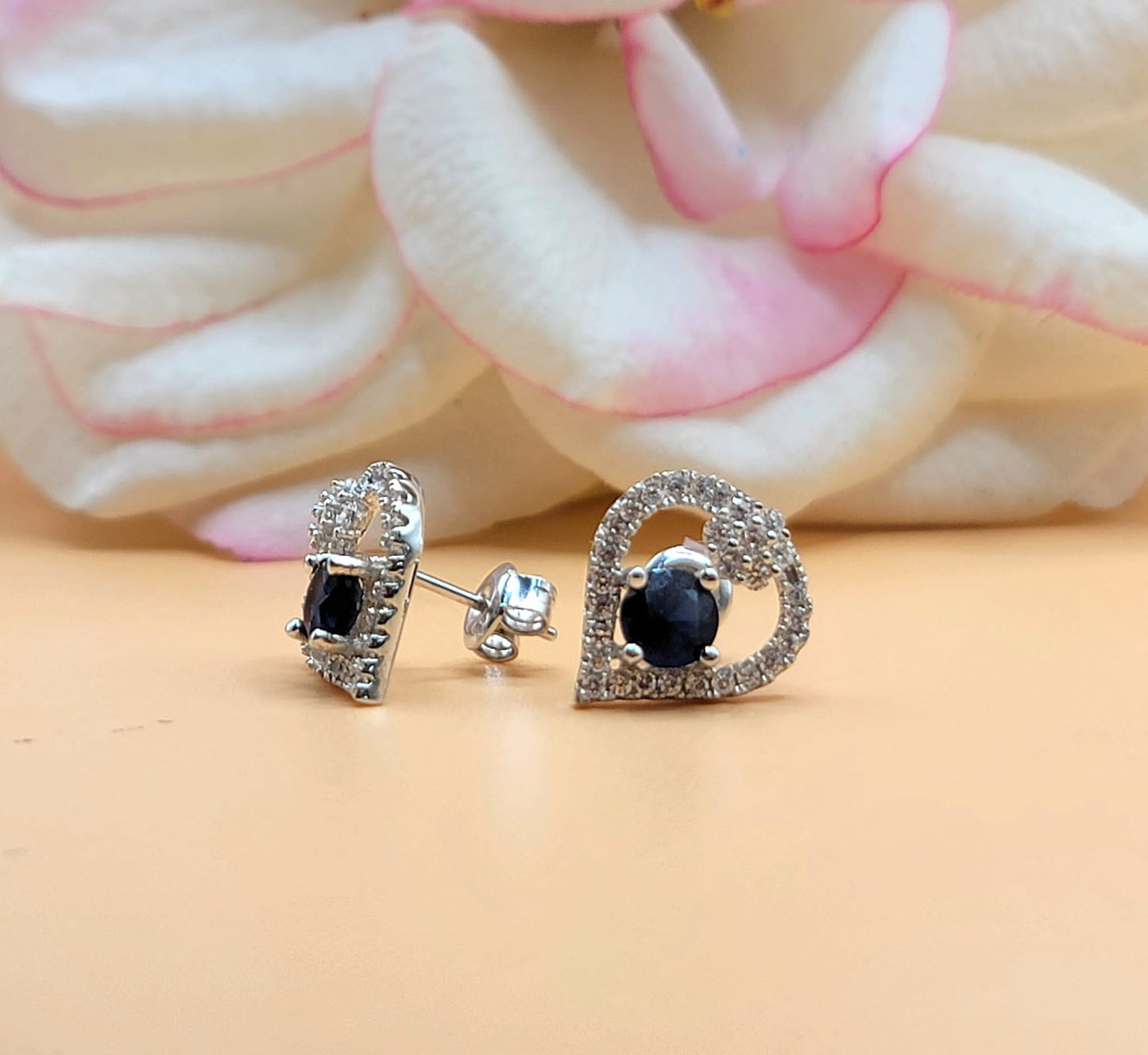 A639 Aretes con poste decorativo de diamantes en forma de corazón azul marino