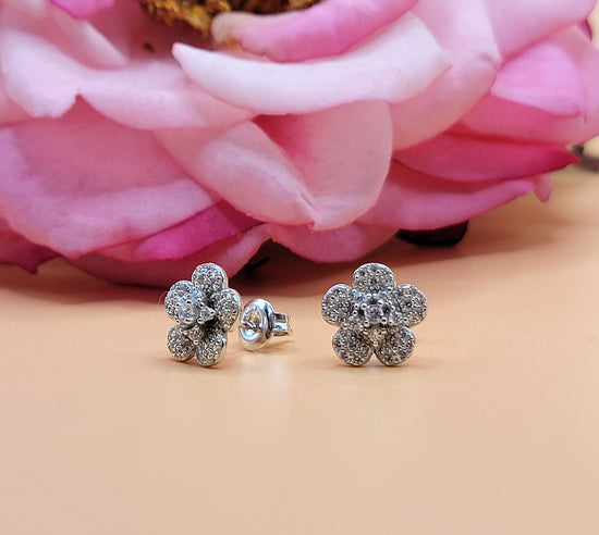 Pendientes con poste de circonita cúbica y diamantes de flores A697