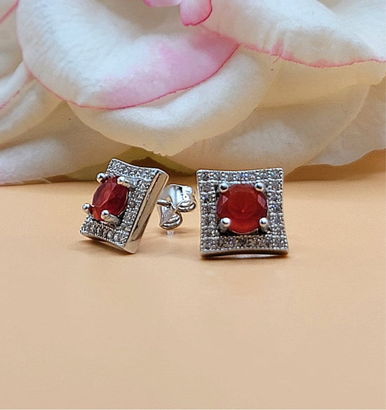 Pendientes cuadrados con circonita y diamantes rojos A668