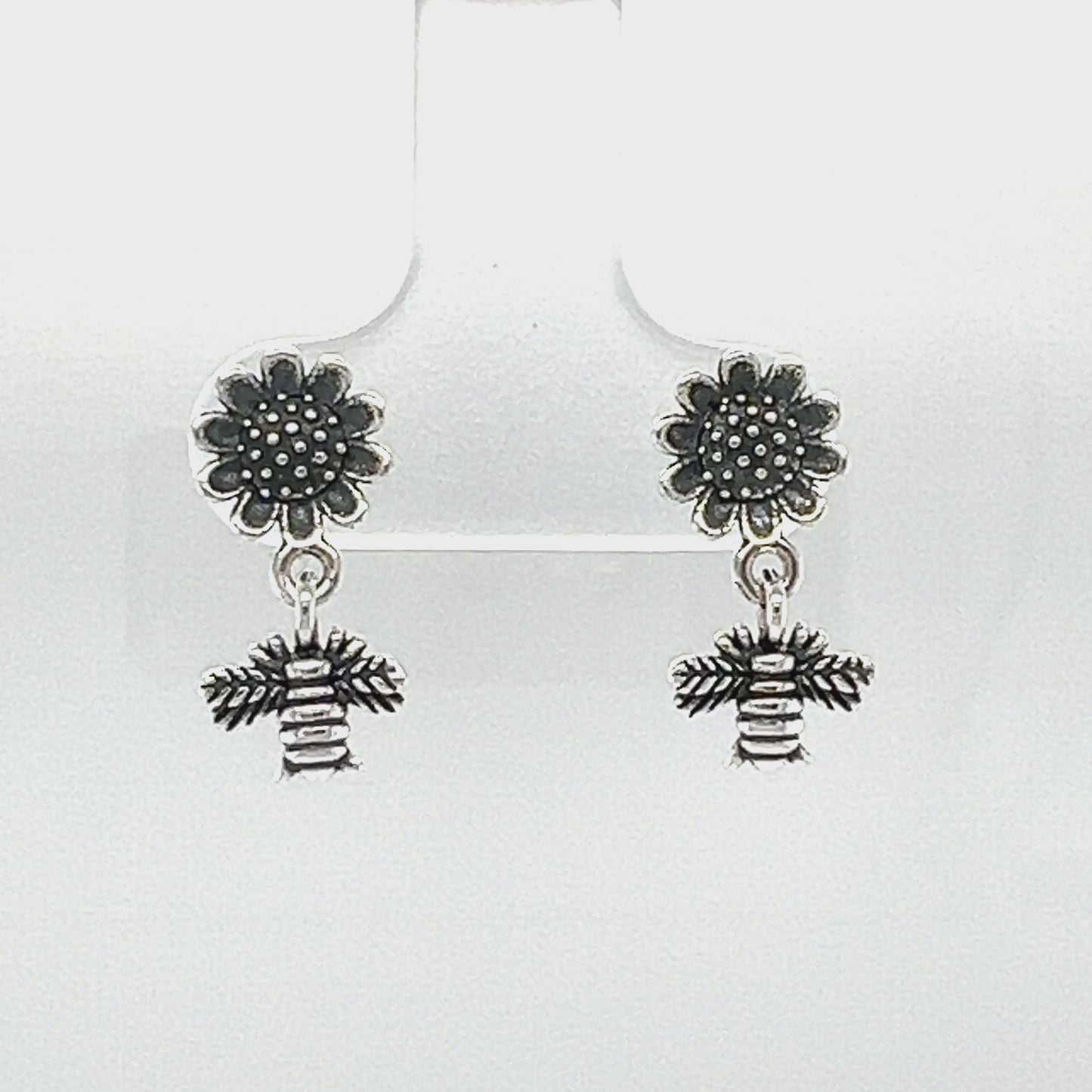 P4775 Flower With Bee Post Earrings