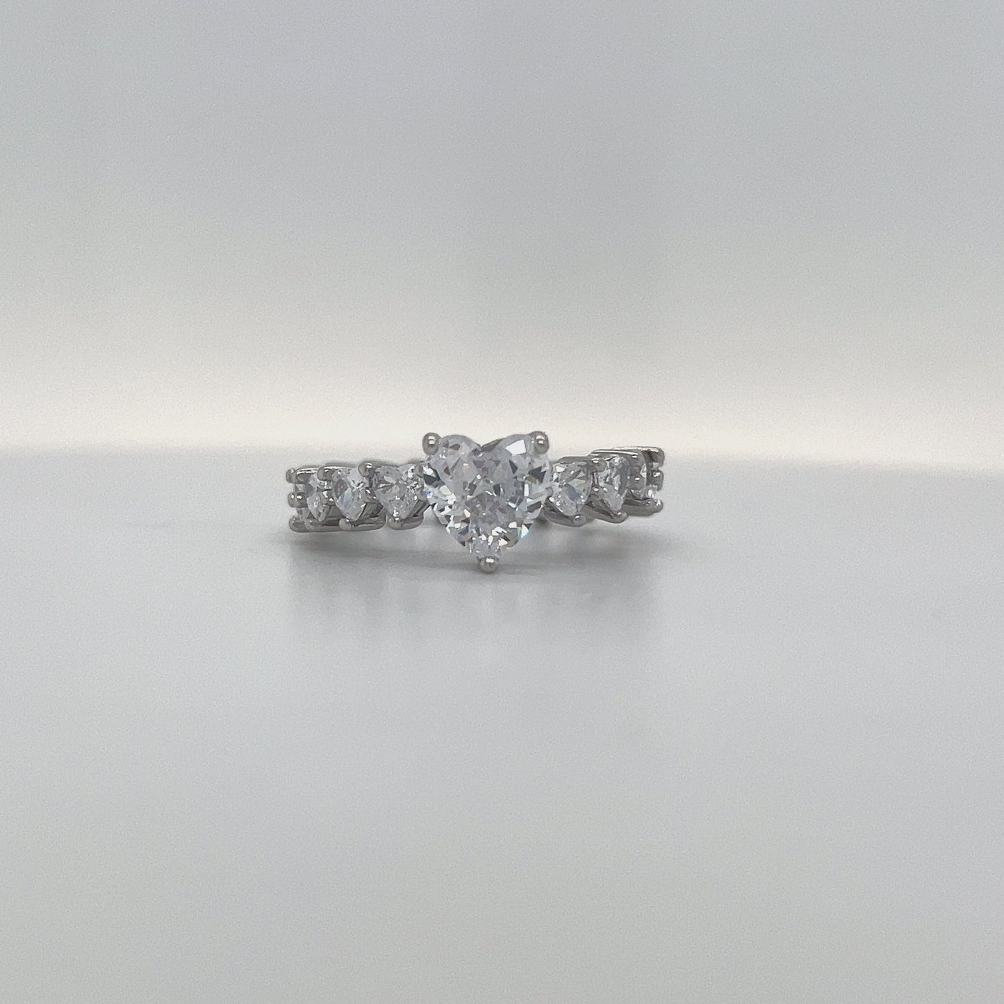 Load and play video in Gallery viewer, R940 Heart Eternity Ring
