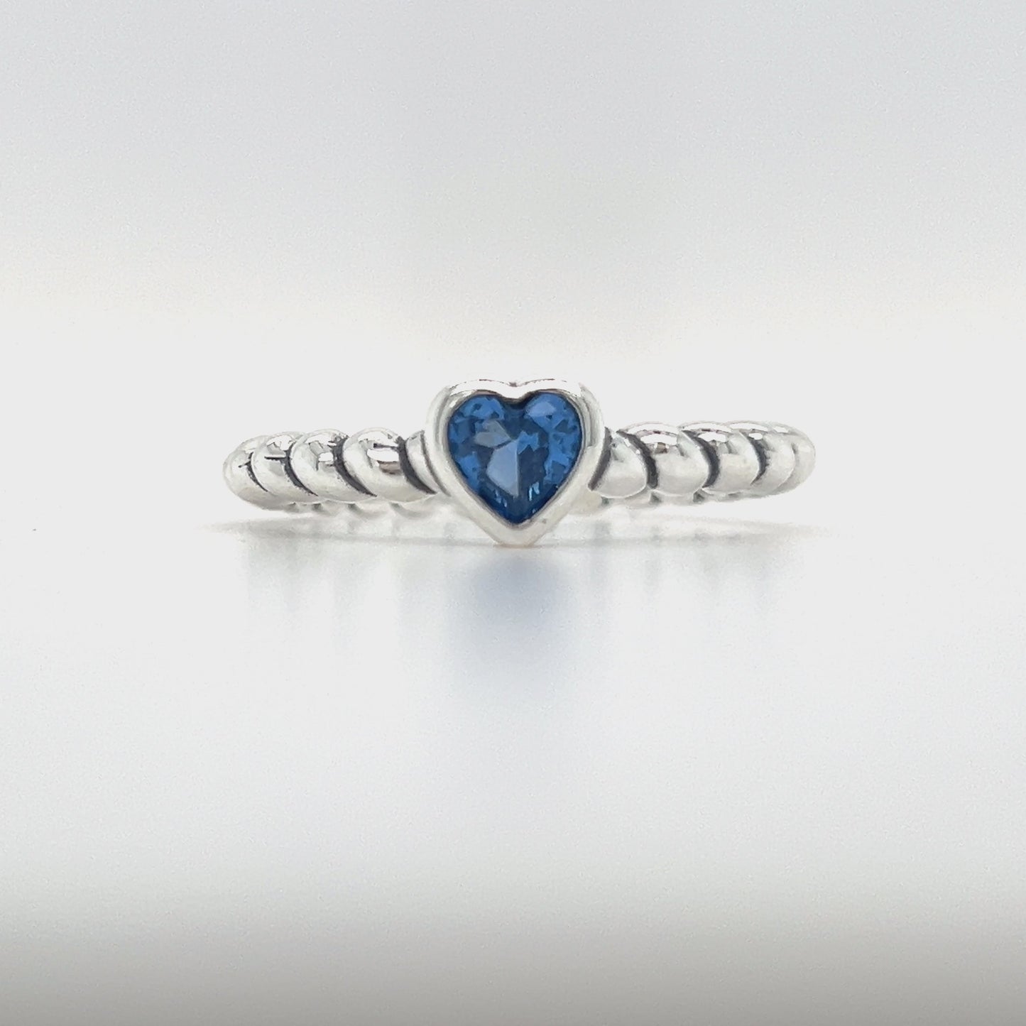 Cargar y reproducir el video en el visor de la galería, R947 Anillo Corazón Azul
