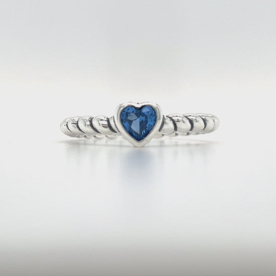 Cargar y reproducir el video en el visor de la galería, R947 Anillo Corazón Azul
