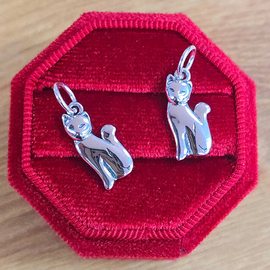 D2247 Cat Pendant