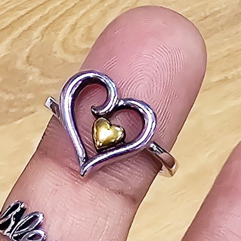 R910 Anillo Corazón Grande Con Corazón Dorado